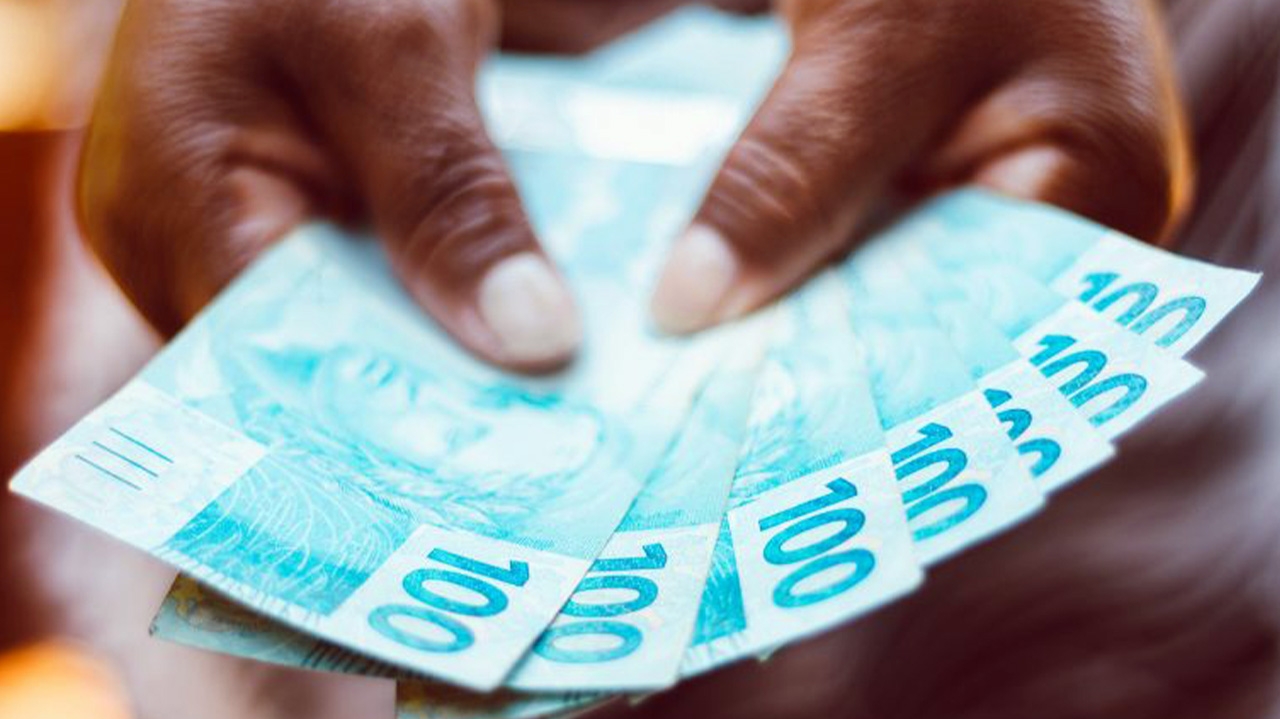 Nova lei aumenta o salário mínimo e amplia a isenção do Imposto de Renda