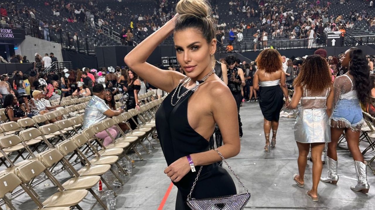 Erika Schneider usa look de 50 mil para show da Beyoncé