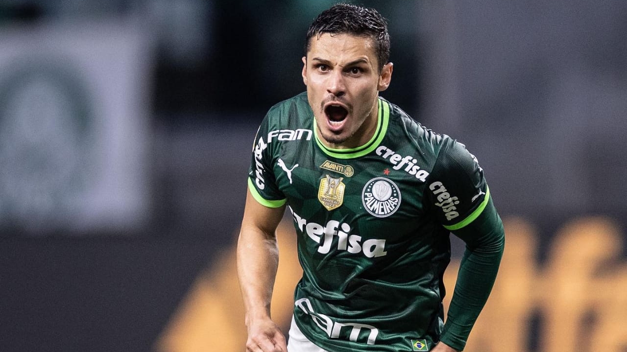 Raphael Veiga é homenageado após completar 250 jogos pelo Palmeiras