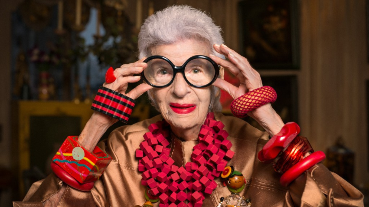 Iris Apfel: ícone fashion e inspirador celebra 102 anos de vida