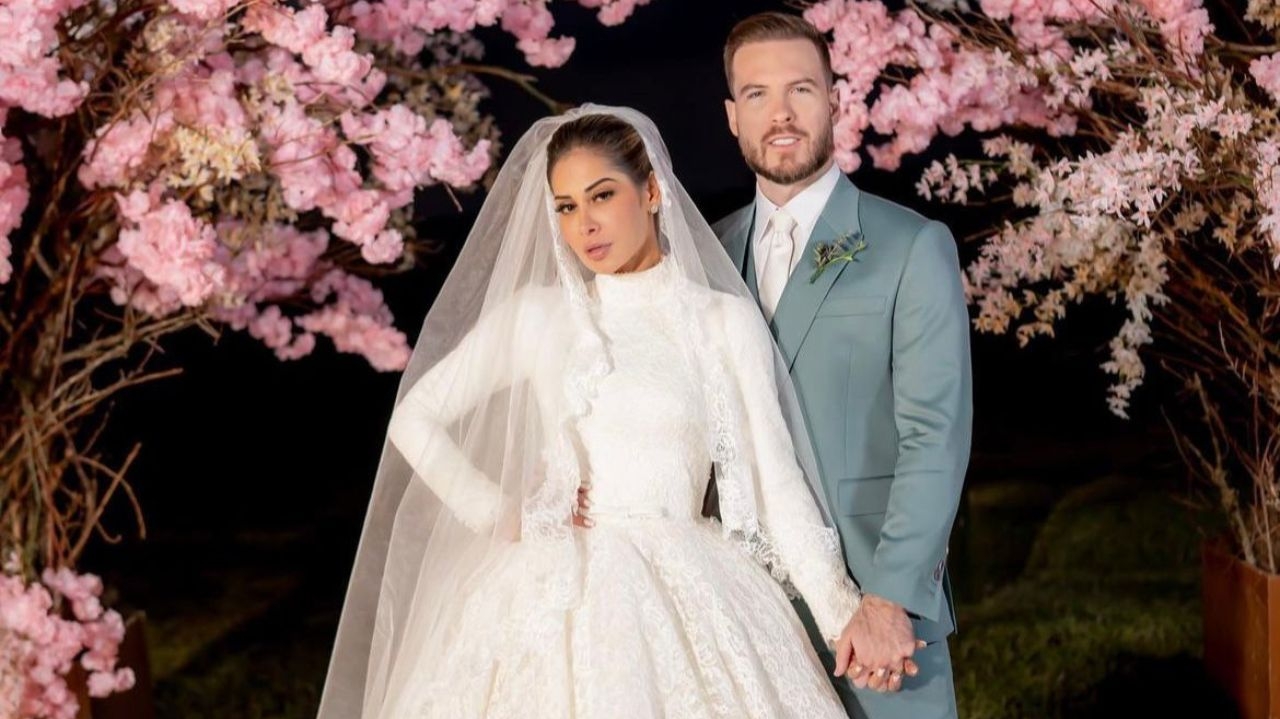 Maíra Cardi faz baile de máscaras após casamento secreto