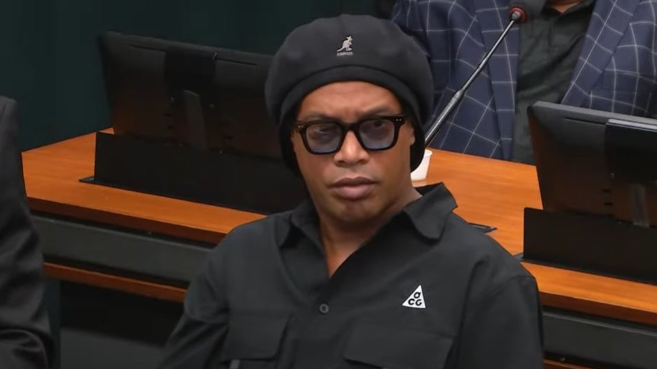 Ronaldinho nega envolvimento com empresa e fica maior parte do tempo em silêncio em CPI