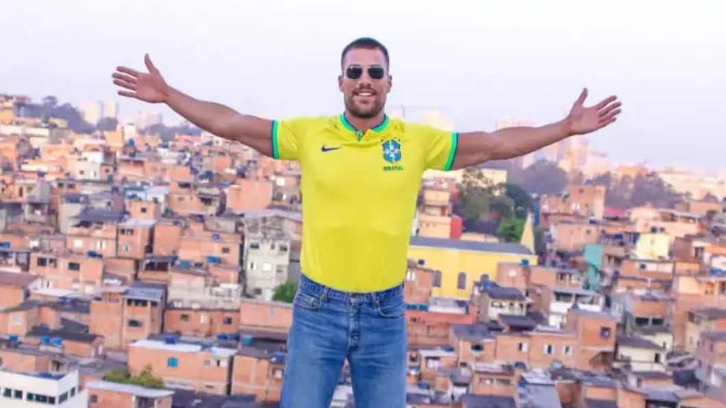 Simone Susinna visita comunidade da Zona Sul de São Paulo com camisa da Seleção Brasileira