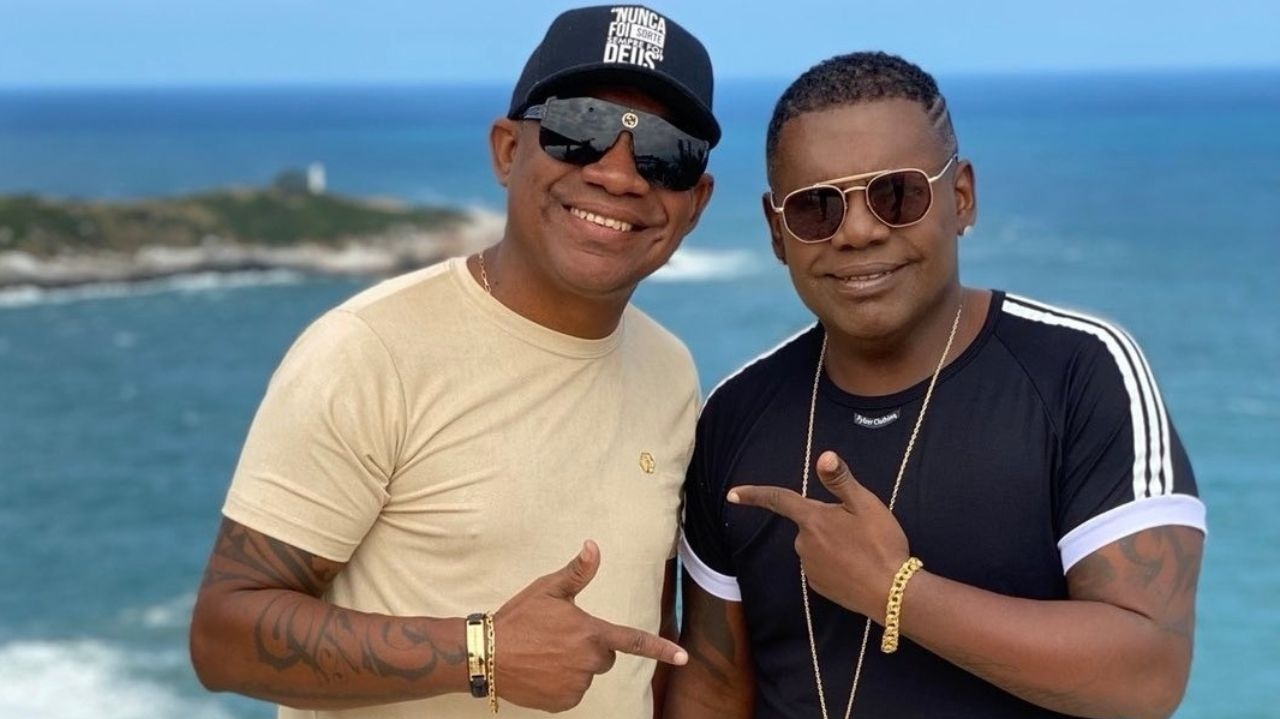 Irmão de MC Marcinho joga as cinzas do cantor no mar de Cabo Frio, no RJ