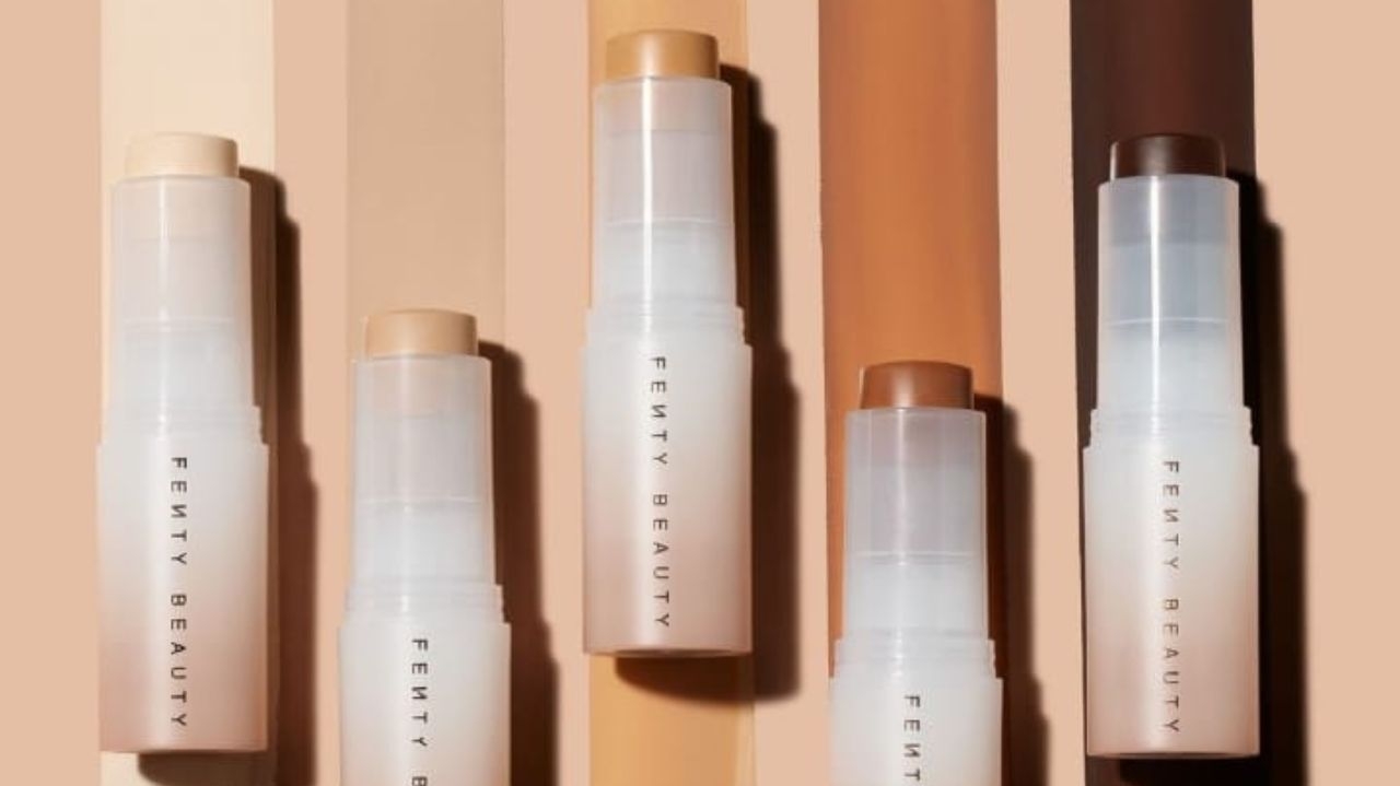 Fenty Beauty: nova base  “Eaze Drop Blur + Smooth Tint Stick” chega ao Brasil