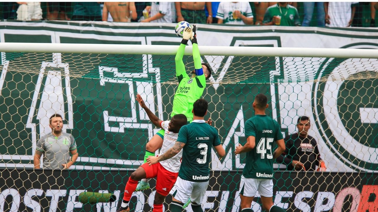 Com três expulsões, Goiás e Internacional ficam no empate sem gols pelo Brasileirão