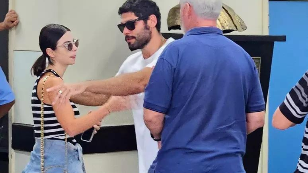Dudu Azevedo e Stefany Brito são fotografados na entrada de hospital onde Kayky Brito está internado