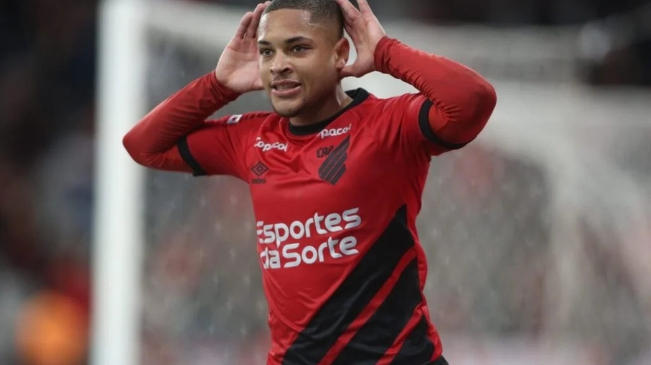 Vitor Roque se aproxima da artilharia do Campeonato Brasileiro