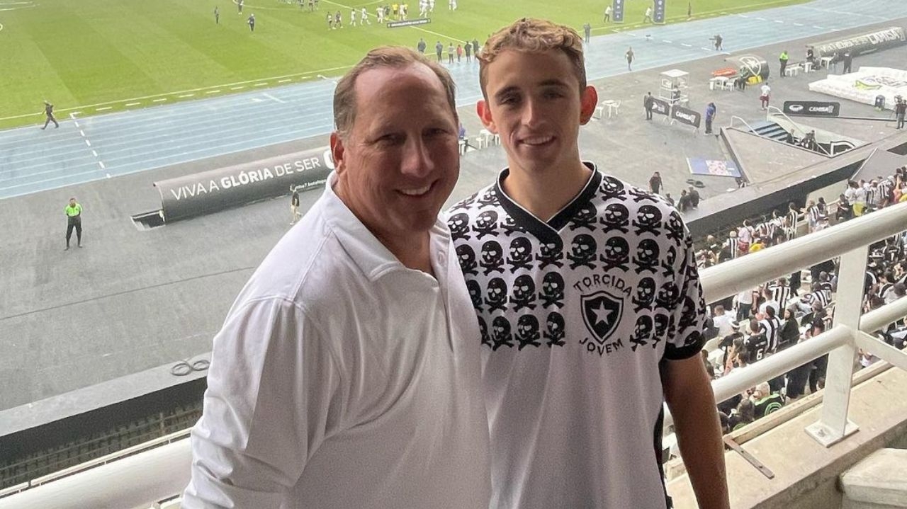 Após derrota para o Flamengo, John Textor questiona arbitragem de Raphael Claus