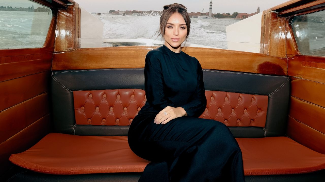 Rafa Kalimann usa Versace para o 80º Festival Internacional de Cinema