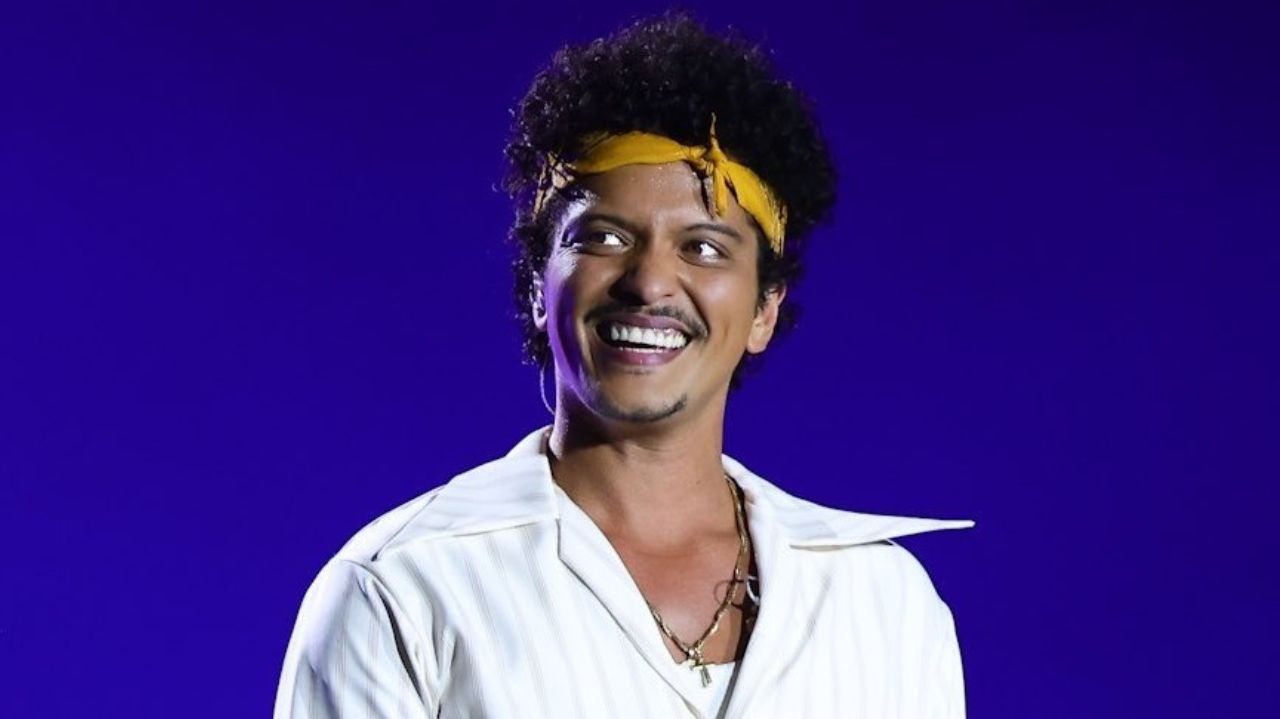 The Town: Bruno Mars levanta o público em suas músicas, danças e frases em português