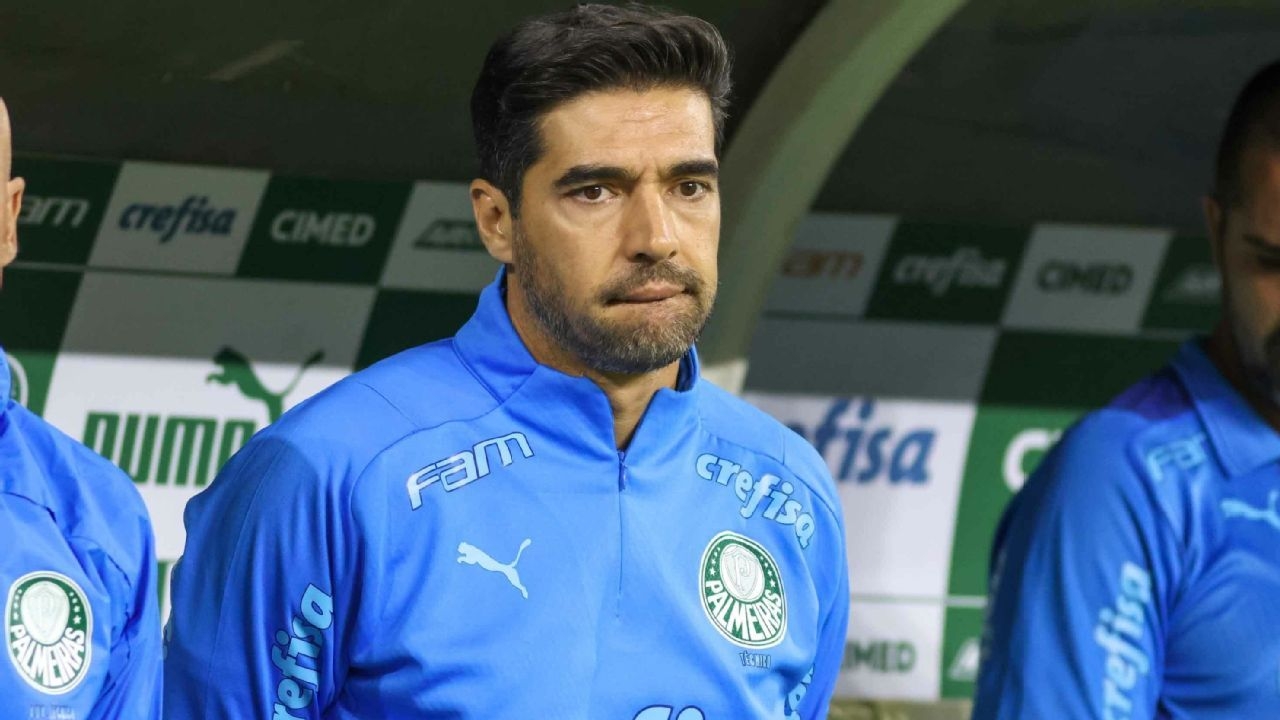 Abel Ferreira se revolta com arbitragem e deixa o campo durante jogo contra o rival