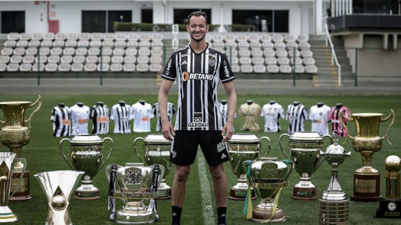 Réver recebe homenagem do Atlético e mira carreira de treinador quando se aposentar