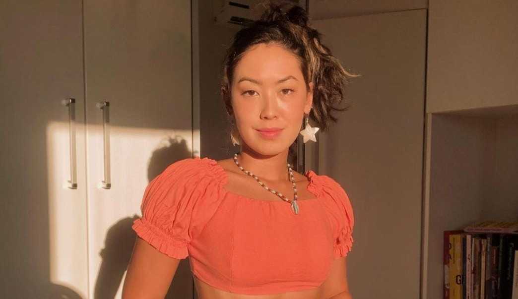 Ana Hikari tem orientação sexual invisibilizada por conta de seu atual relacionamento com um homem cis