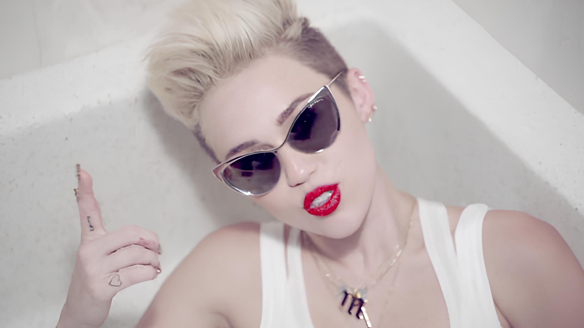 Miley Cyrus revela em “Used to Be Young” que financiou completamente a Bangerz Tour em 2014