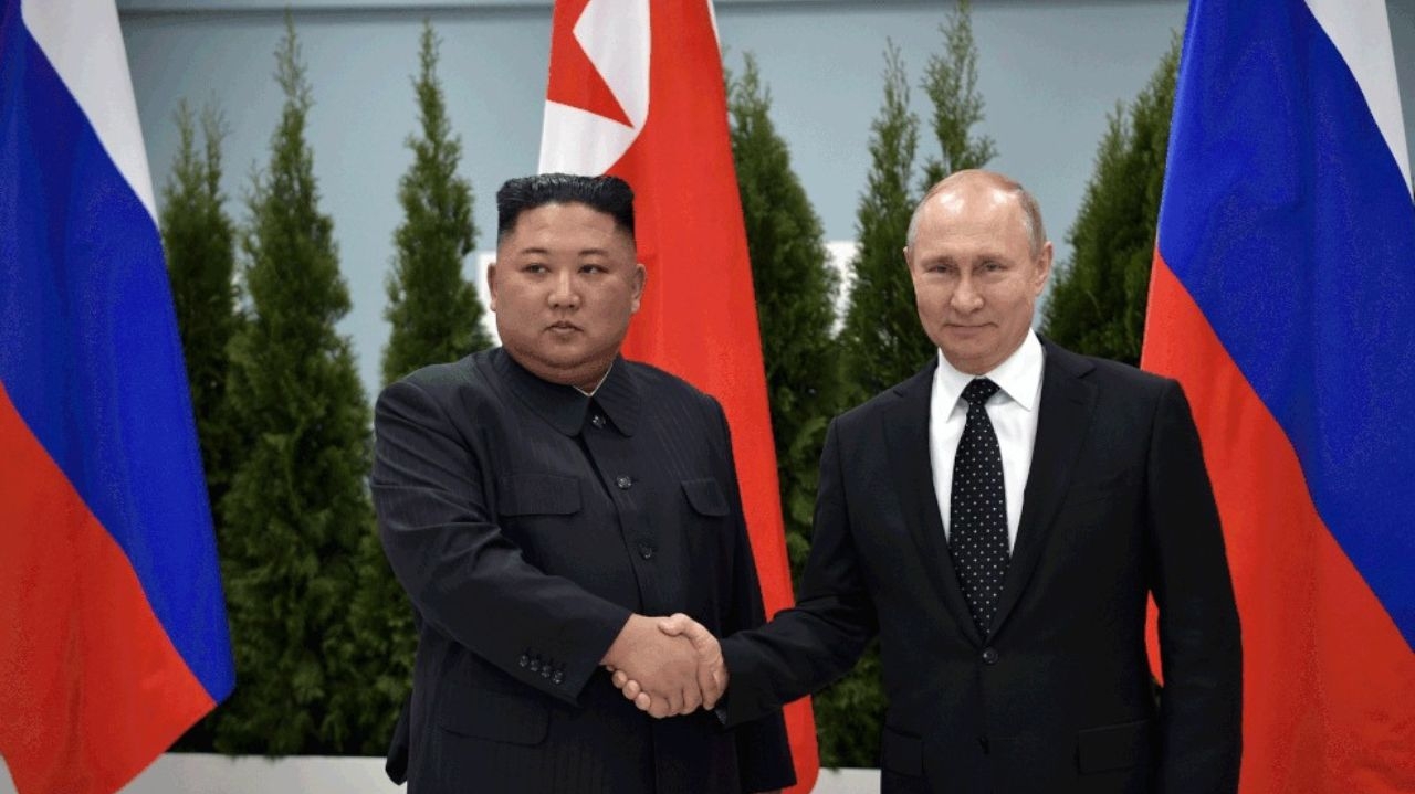 Kim Jong-un e Putin devem se reunir para negociar fornecimento de armas, afirma jornal