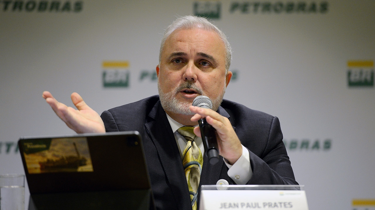 Presidente da Petrobras defende fiscalização de preços de combustíveis