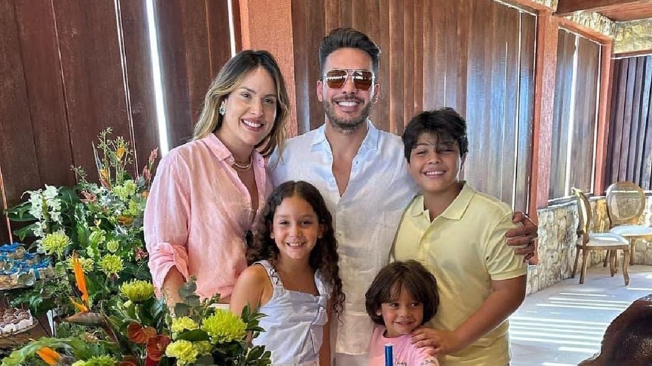 Afasdado dos palcos, Wesley Safadão celebra aniversário ao lado da família
