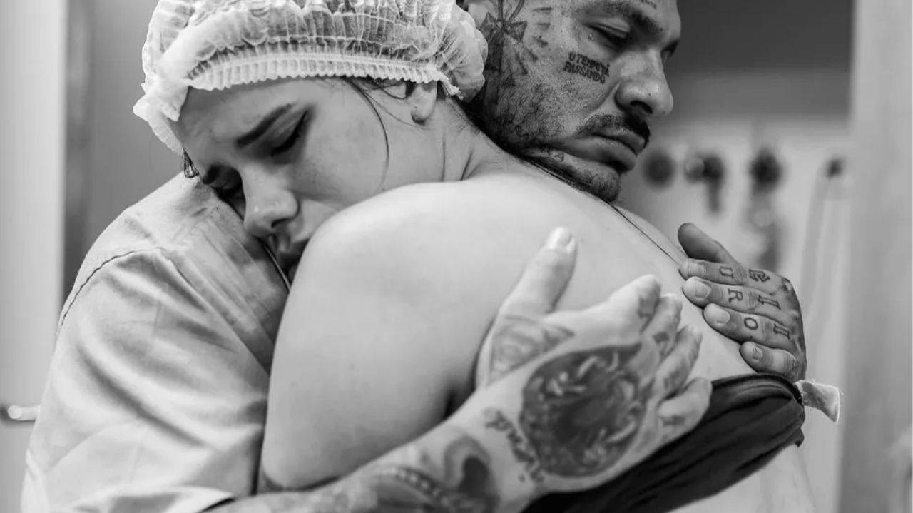 Toguro atualiza estado de saúde da namorada: “Intubada após dar à luz e a perda do útero”