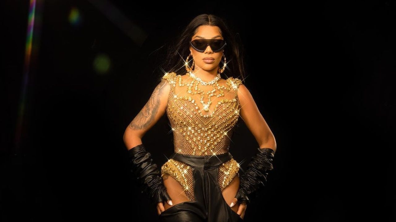 Ludmilla impressiona nos palcos do The Town com look dourado e hits memoráveis