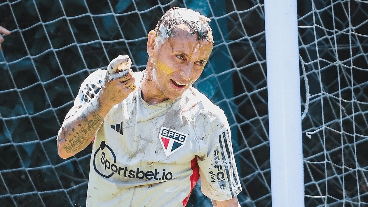 Rafinha completa 38 anos e é recebido por brincadeiras por companheiros no treino