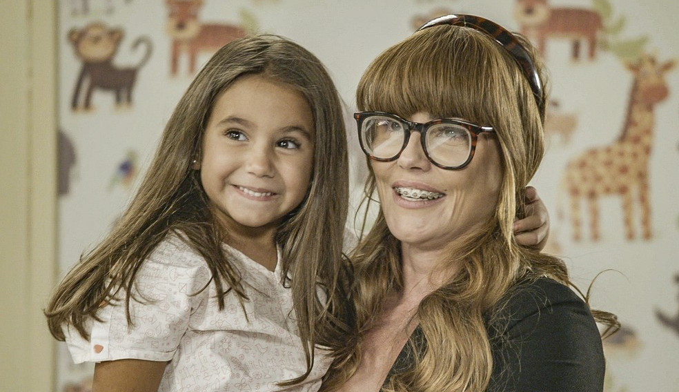 Maria Flor, estreia em novela ao lado da mãe Deborah Secco