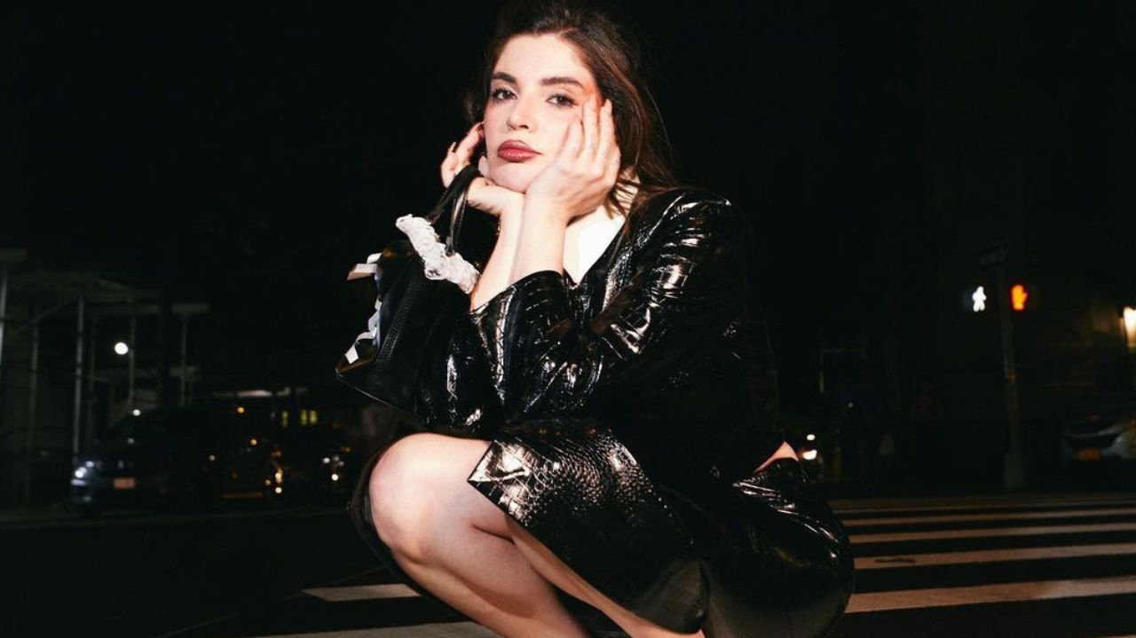 Gkay investe em visual maximalista na Semana de Moda de Nova York