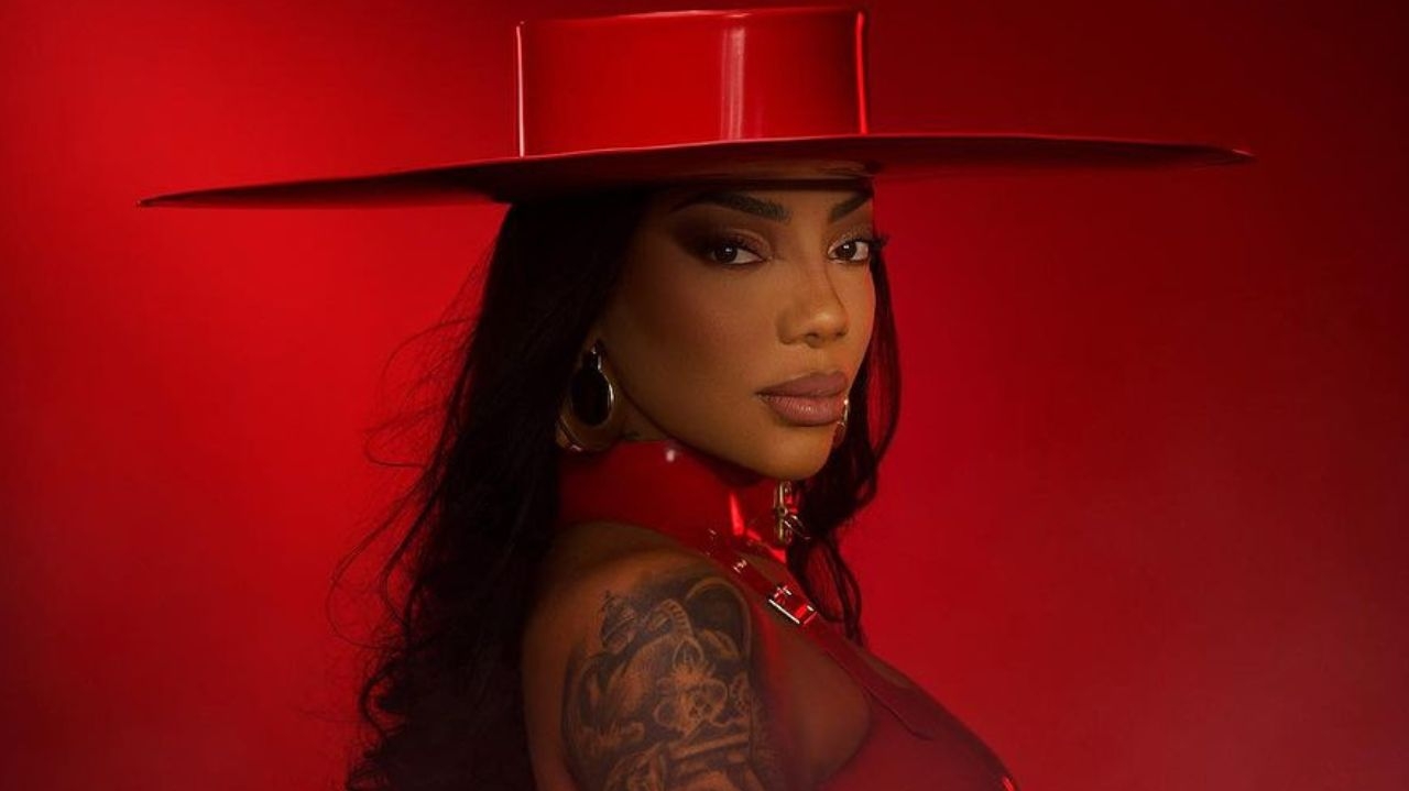 Ludmilla se inspira em Beyoncé com chapéu sob medida no The Town