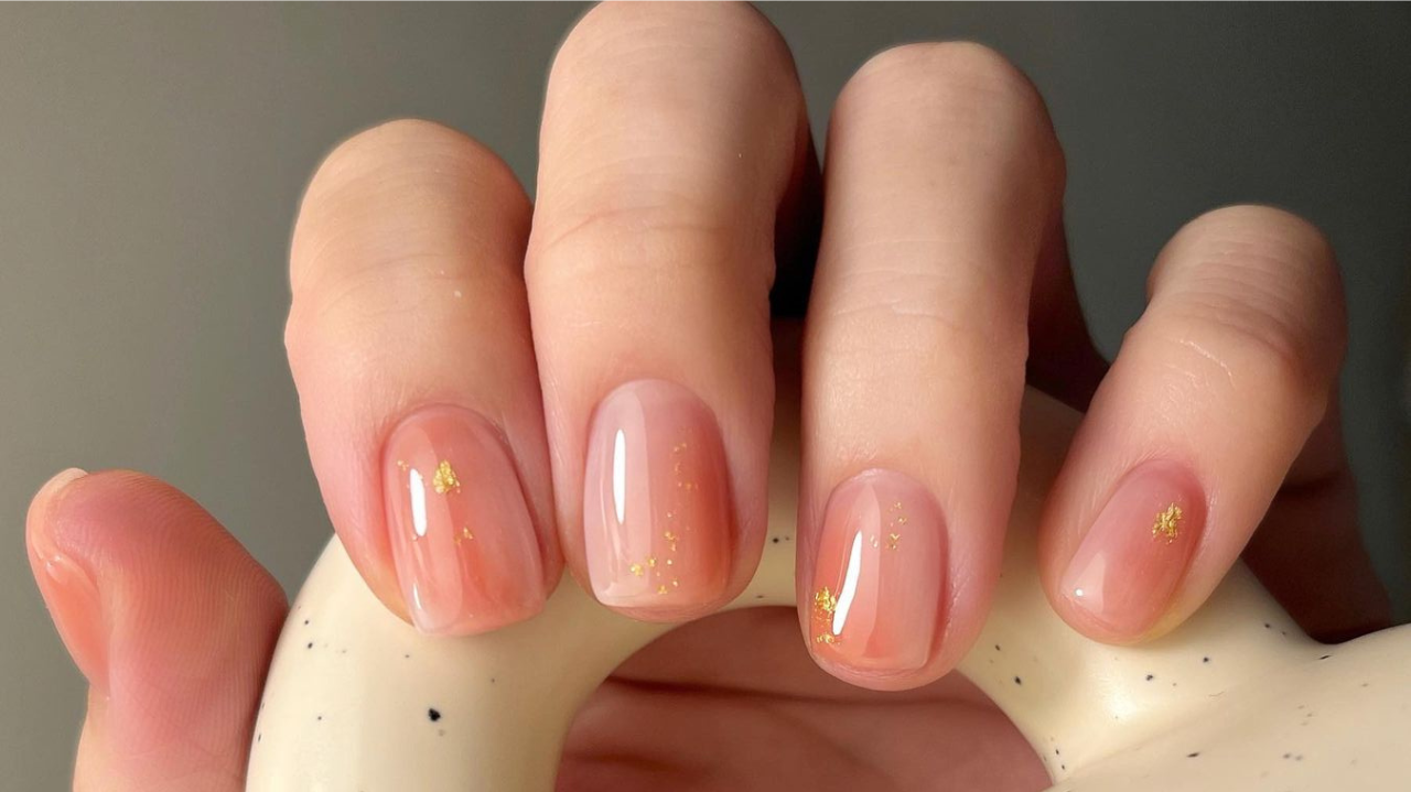 Unhas curtas e design minimalista: nova tendência tem feito sucesso entre as mulheres