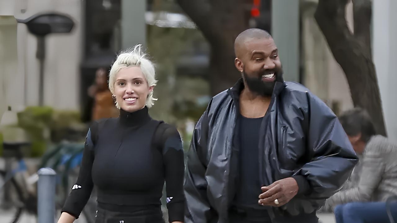 Esposa de Kanye West, Bianca Censori, usa almofada para cobrir os seios em look ousado