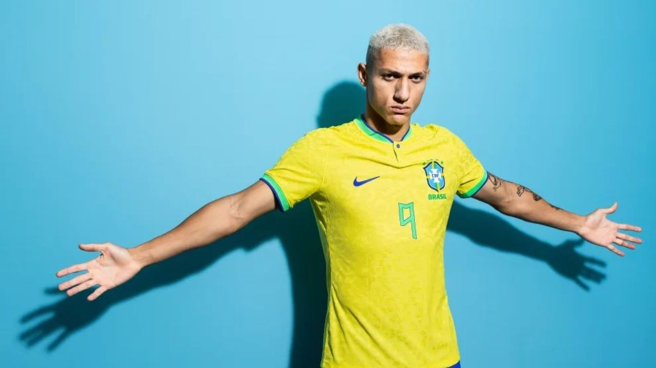 Richarlison chora após ser substituído na goleada contra a Bolívia