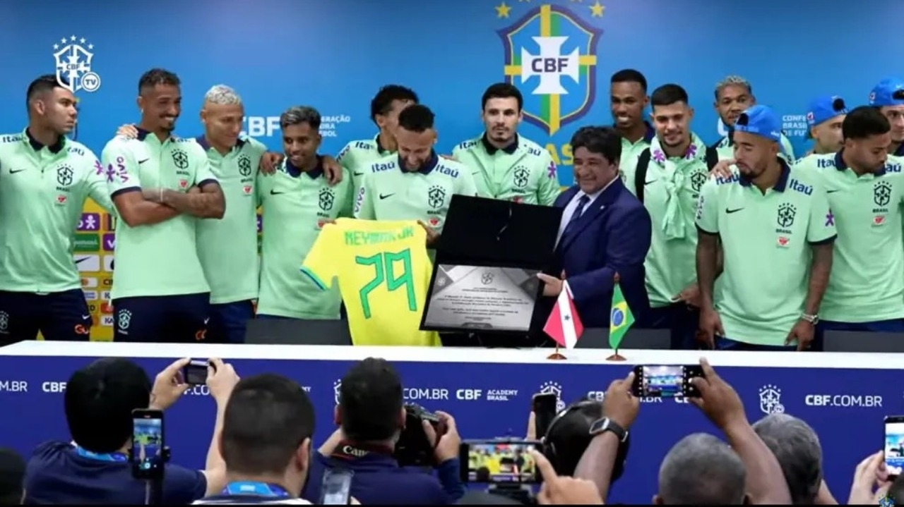Neymar recebe placa comemorativa pelo recorde de gols na Seleção