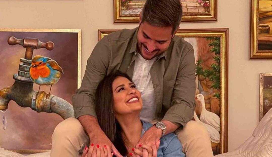 Simone e Kaká Diniz revelam sexo do bebê em live