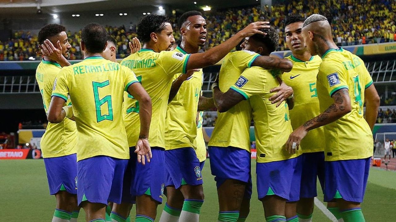 Criança de 12 anos vai escondida para o jogo da Seleção Brasileira e tira foto com jogadores