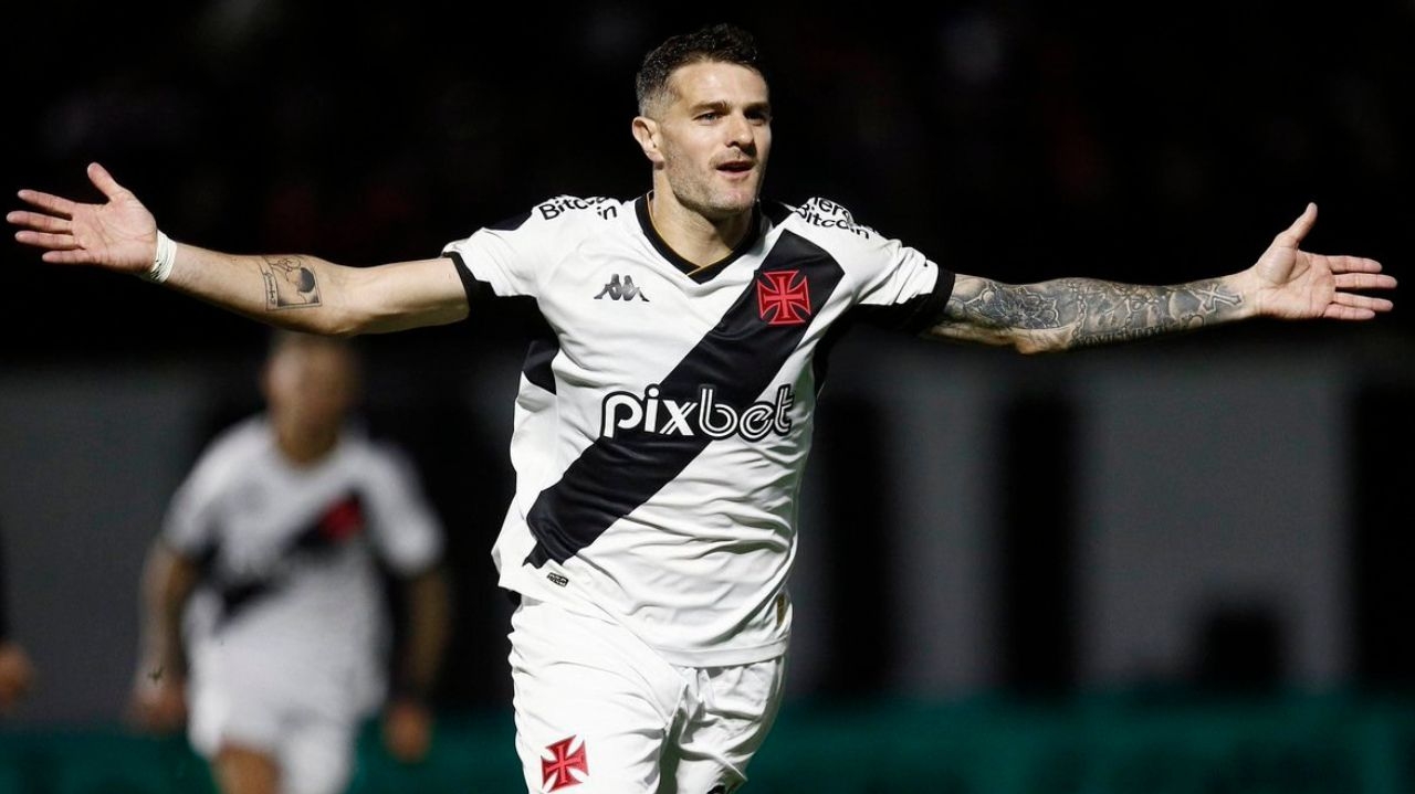Vasco oficializa compra do atacante argentino Pablo Vegetti