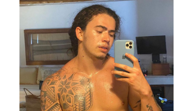 Mulher trans que foi queimada viva recebe flores de Whindersson Nunes