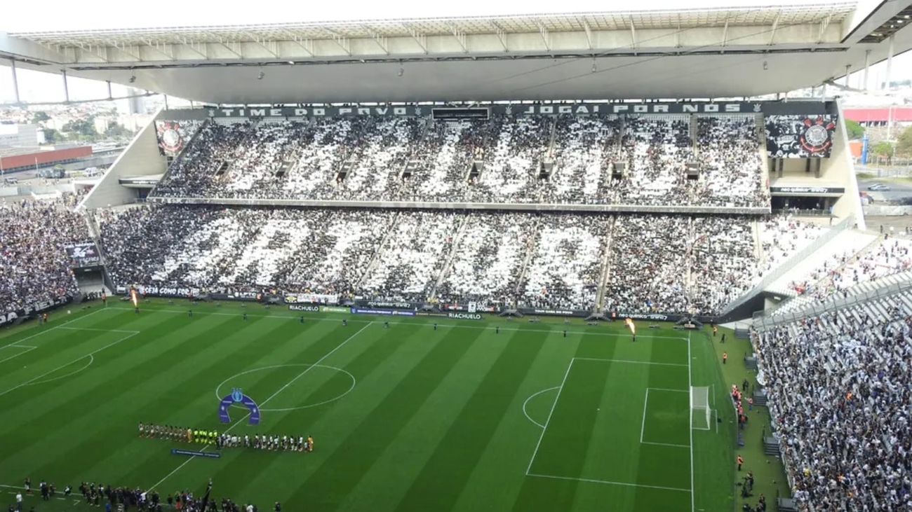 Técnico do Corinthians é homenageado em final do Brasileirão Feminino: “Obrigado, Arthur”