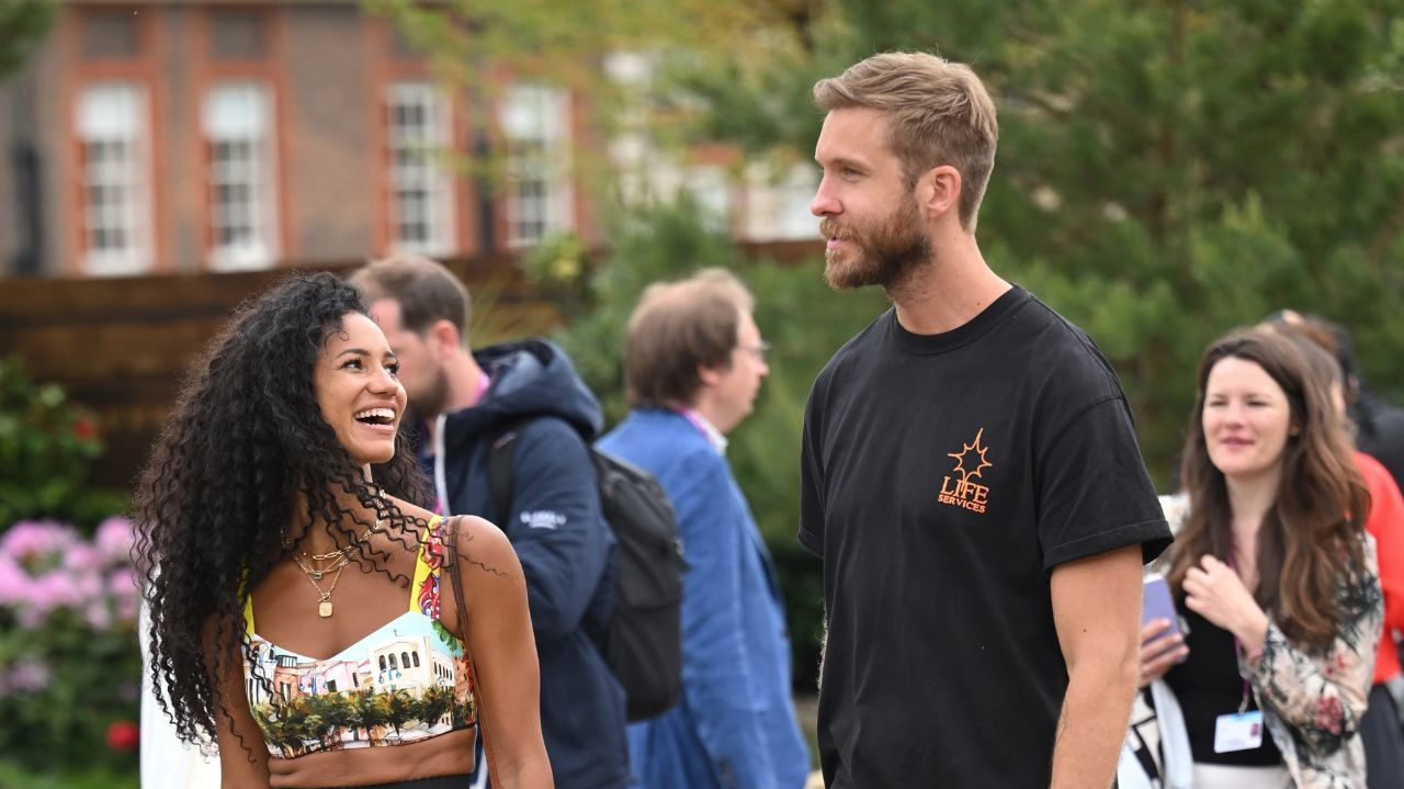 Calvin Harris se casa com a apresentadora de rádio Vick Hope