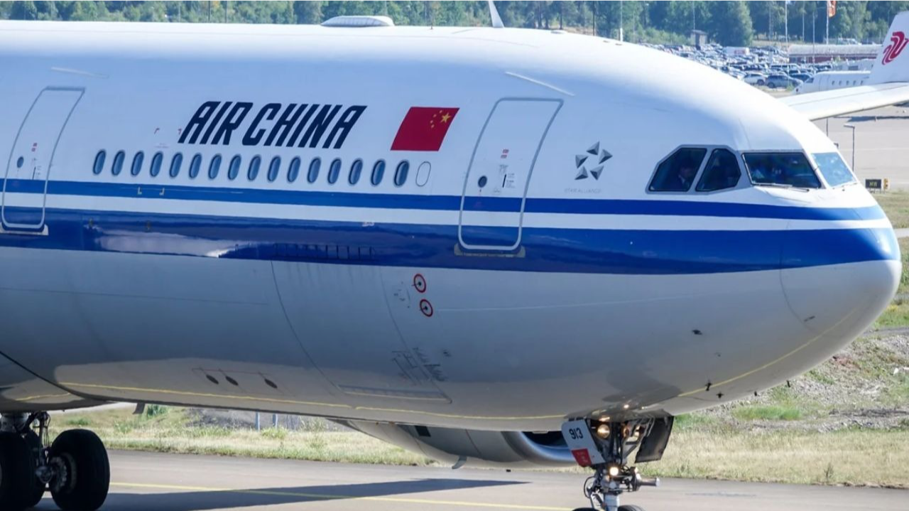 Voo da China pousa em Singapura após um de seus motores pegar fogo