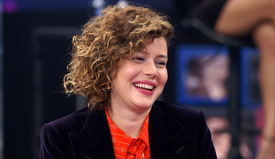 Leandra Leal critica Bolsonaro no “/Altas Horas”/: “/Como a gente deixou ser eleito?”/