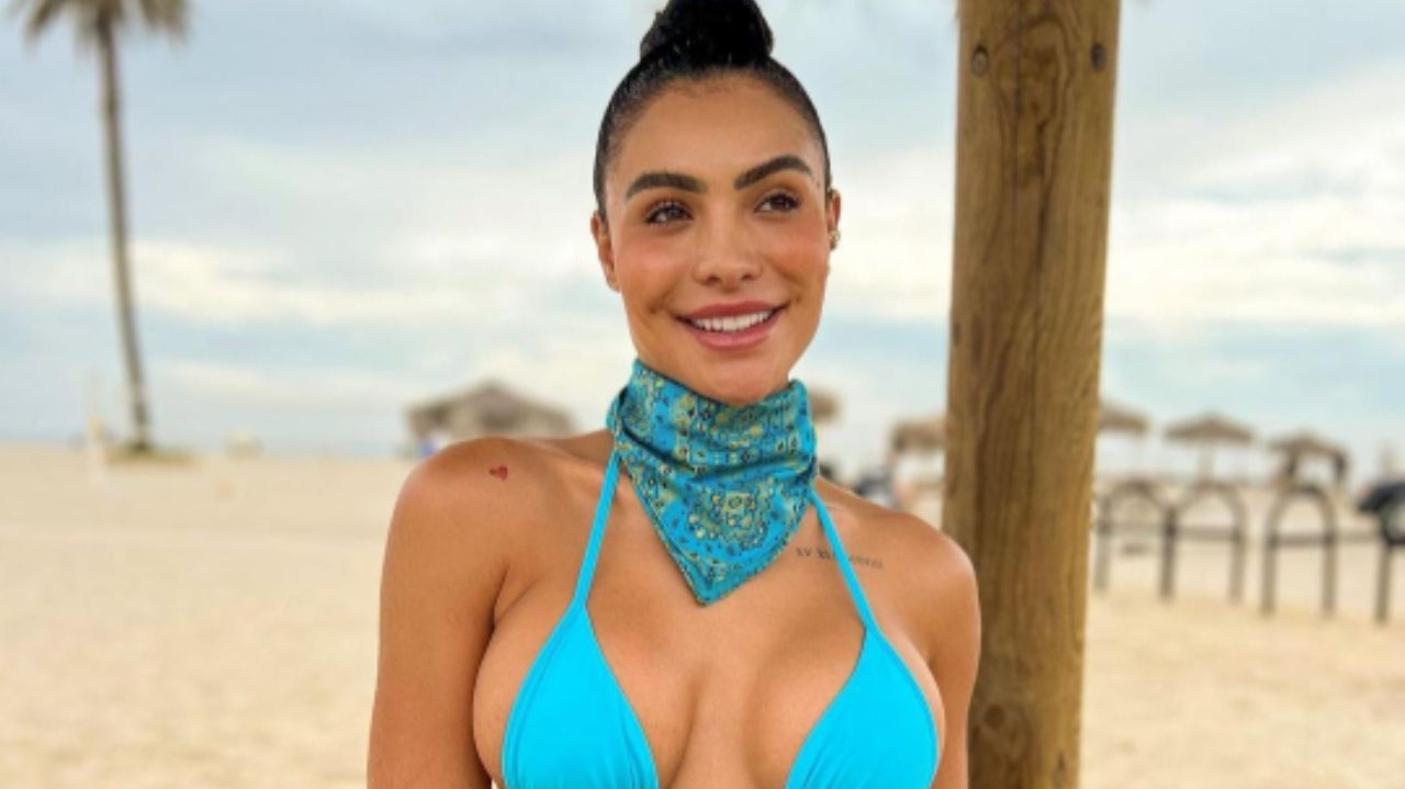 Na Califórnia, Aline Mineiro curte praia e recebe elogios