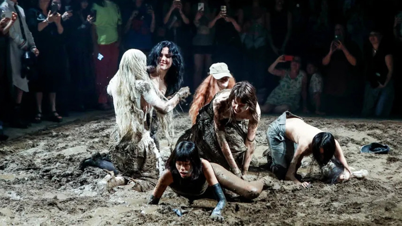 Modelos escorregam em lama na NYFW