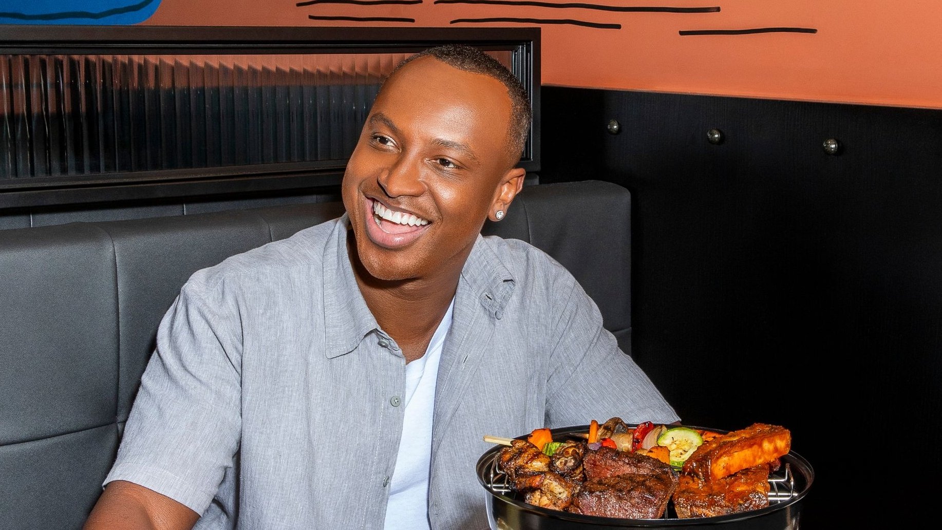 Outback celebra o Brasil em nova campanha estrelada por Thiaguinho