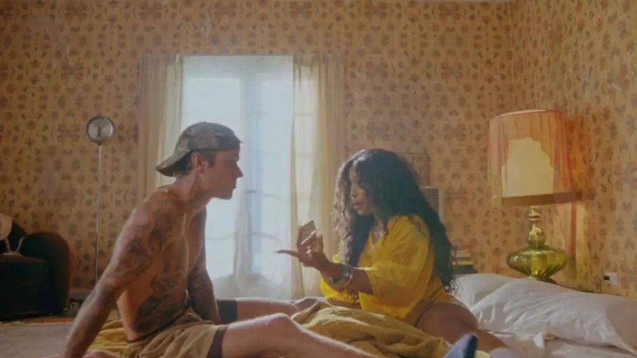 Snooze: versão acústica da parceria entre SZA e Justin Bieber chega em todas plataformas digitais