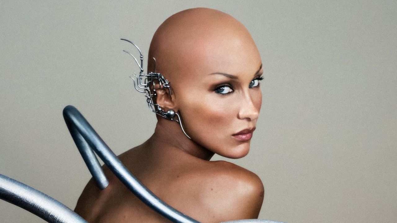 Bella Hadid surge careca em nova campanha de moda do estilista Marc Jacobs