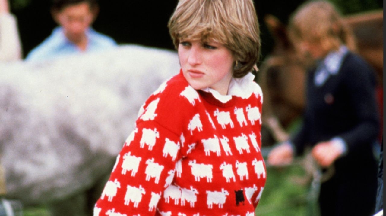 Suéter icônico de Lady Diana é arrematado por R$ 5 milhões, a peça mais cara já leiloada