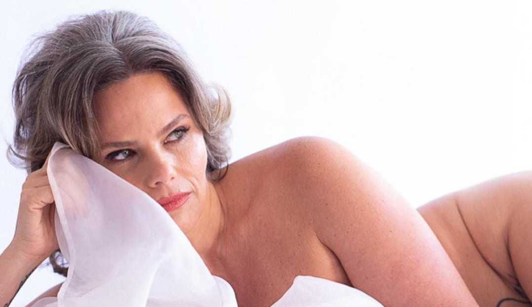 Empoderamento: Maria Cândida posa nua aos 50 anos