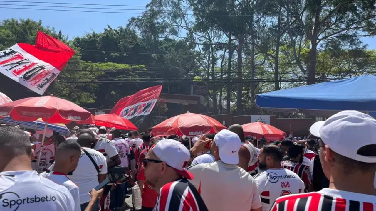 Torcedores do São Paulo realizam uma grande festa em frente ao CT da Barra Funda