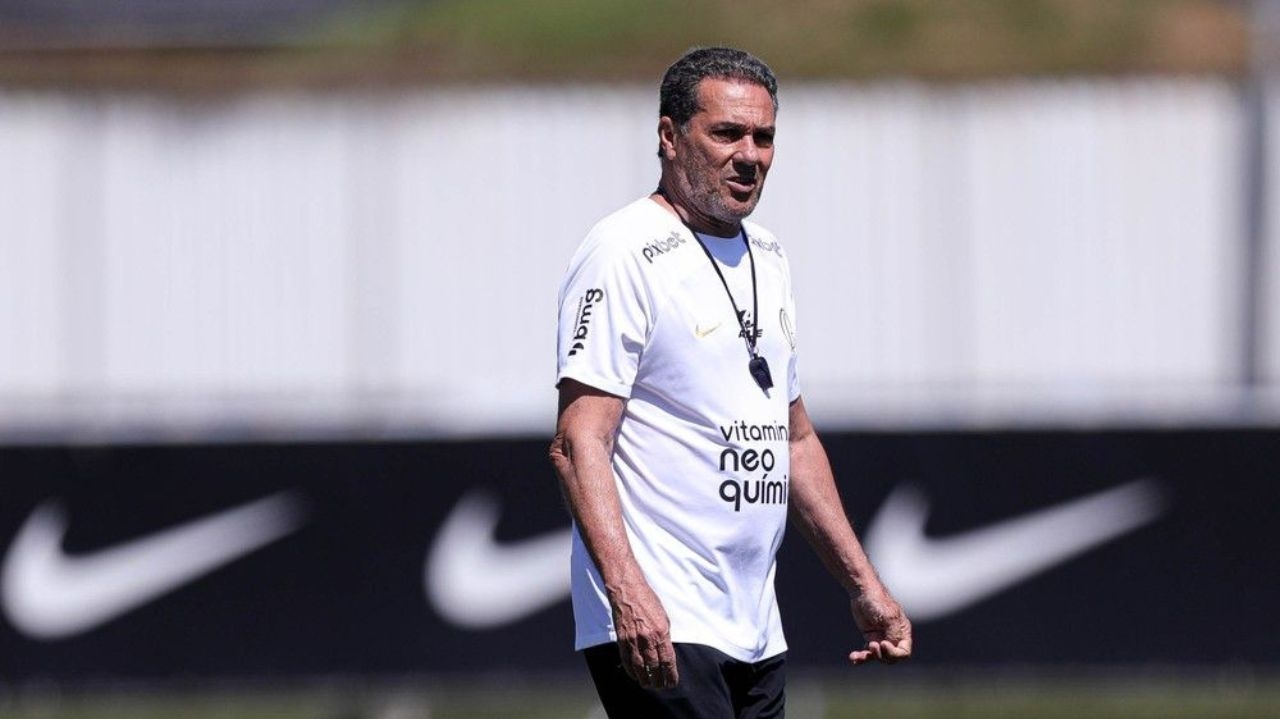 Corinthians volta a treinar posicionamento de olho no Grêmio