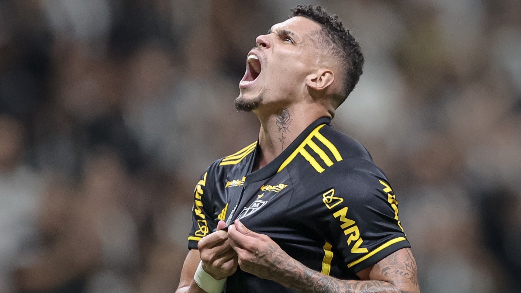 Com gol de Paulinho, Atlético MG vence o líder Botafogo